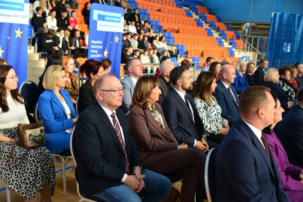 Wręczanie umów na finansowanie szkół zawodowych