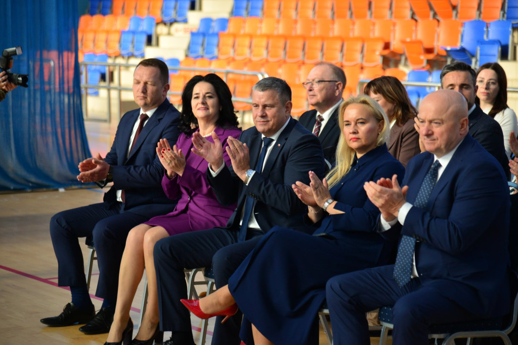 Wręczanie umów na finansowanie szkół zawodowych