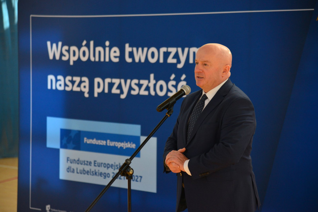 Wręczanie umów na finansowanie szkół zawodowych