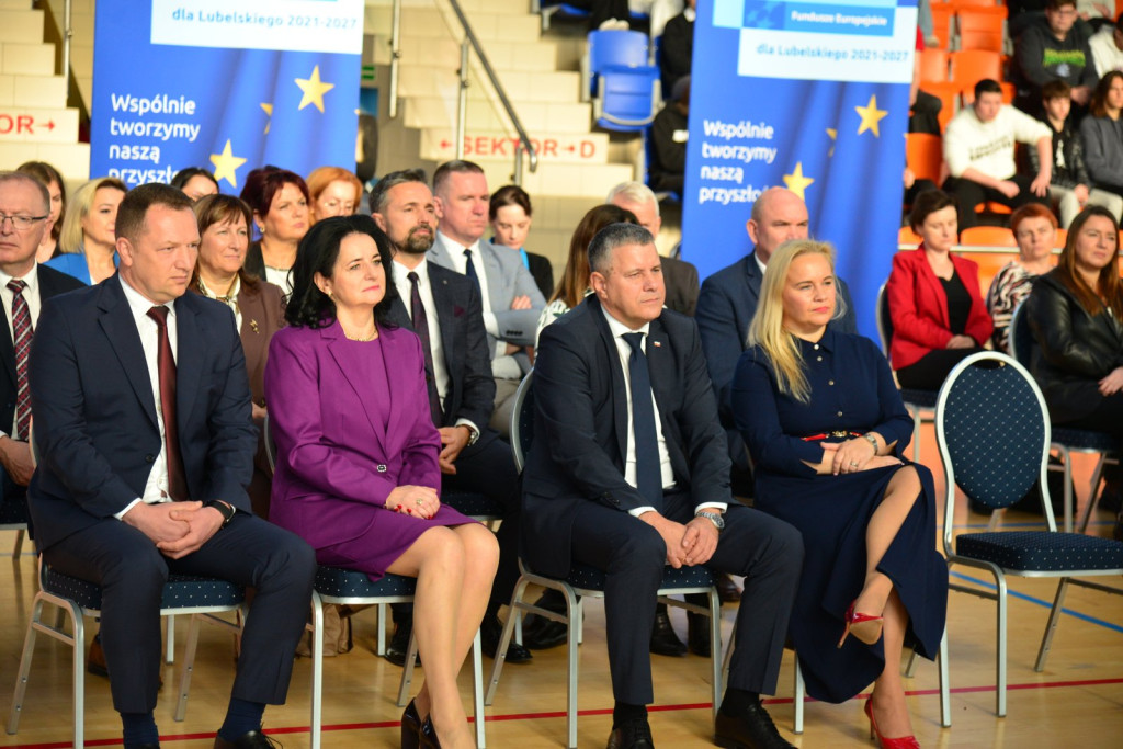 Wręczanie umów na finansowanie szkół zawodowych