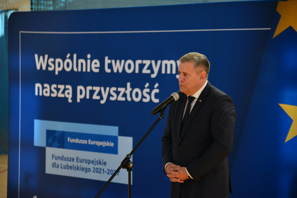 Wręczanie umów na finansowanie szkół zawodowych