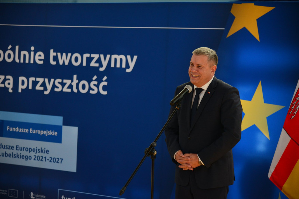 Wręczanie umów na finansowanie szkół zawodowych