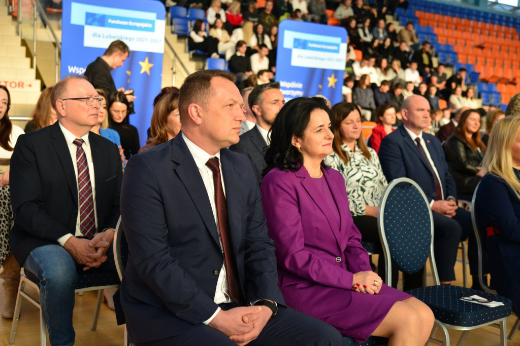 Wręczanie umów na finansowanie szkół zawodowych