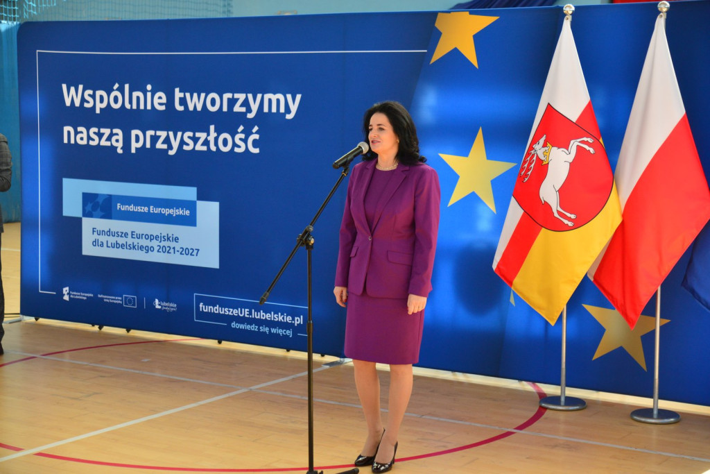 Wręczanie umów na finansowanie szkół zawodowych