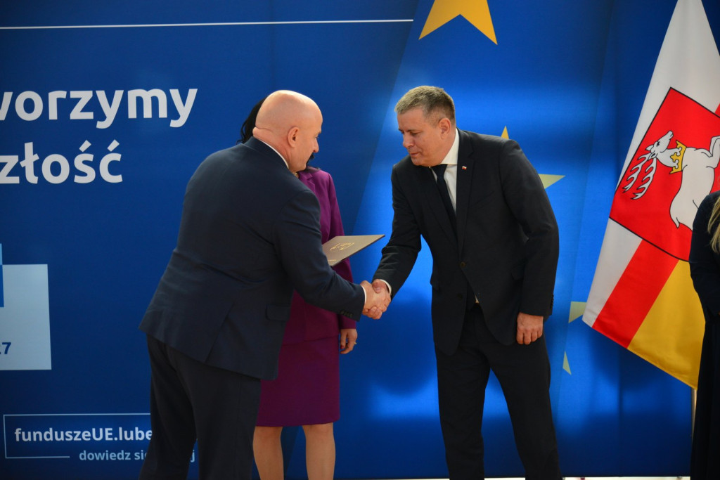 Wręczanie umów na finansowanie szkół zawodowych