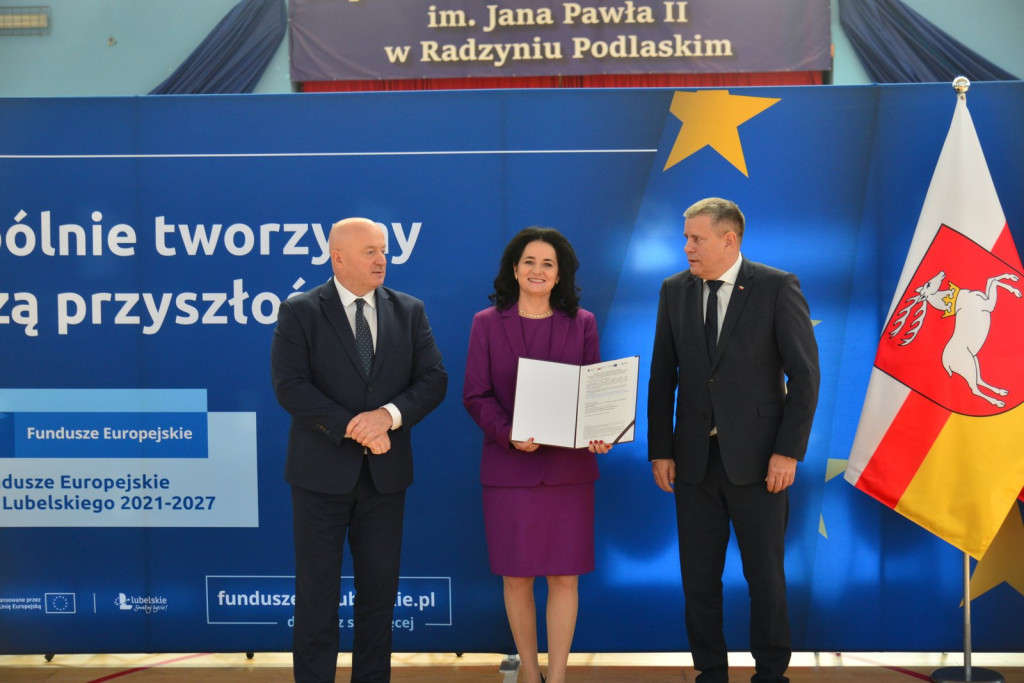 Wręczanie umów na finansowanie szkół zawodowych