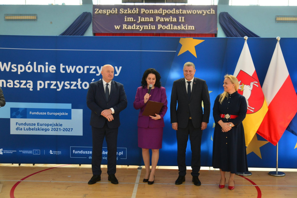 Wręczanie umów na finansowanie szkół zawodowych