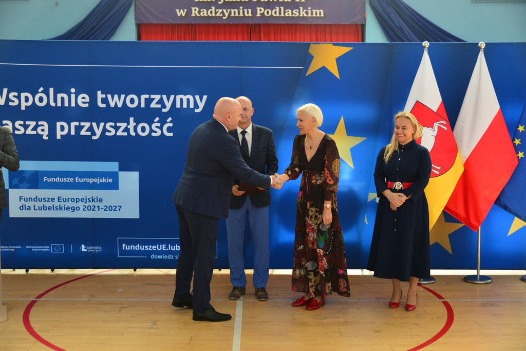 Wręczanie umów na finansowanie szkół zawodowych