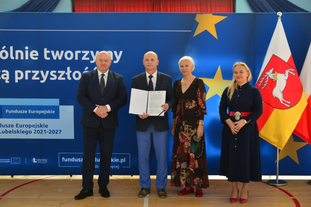 Wręczanie umów na finansowanie szkół zawodowych