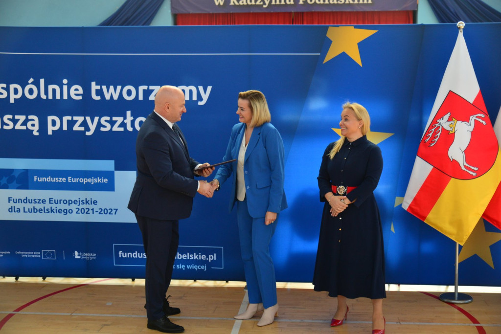 Wręczanie umów na finansowanie szkół zawodowych