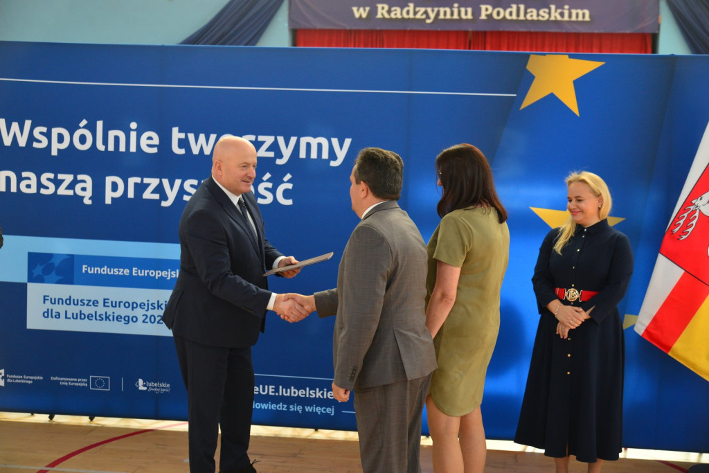 Wręczanie umów na finansowanie szkół zawodowych