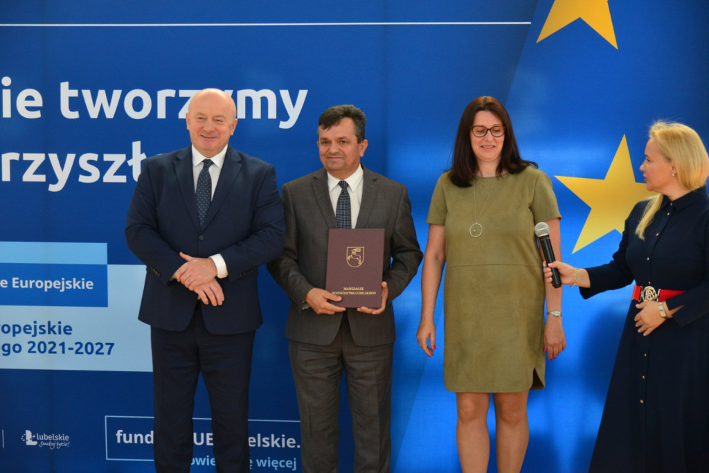 Wręczanie umów na finansowanie szkół zawodowych