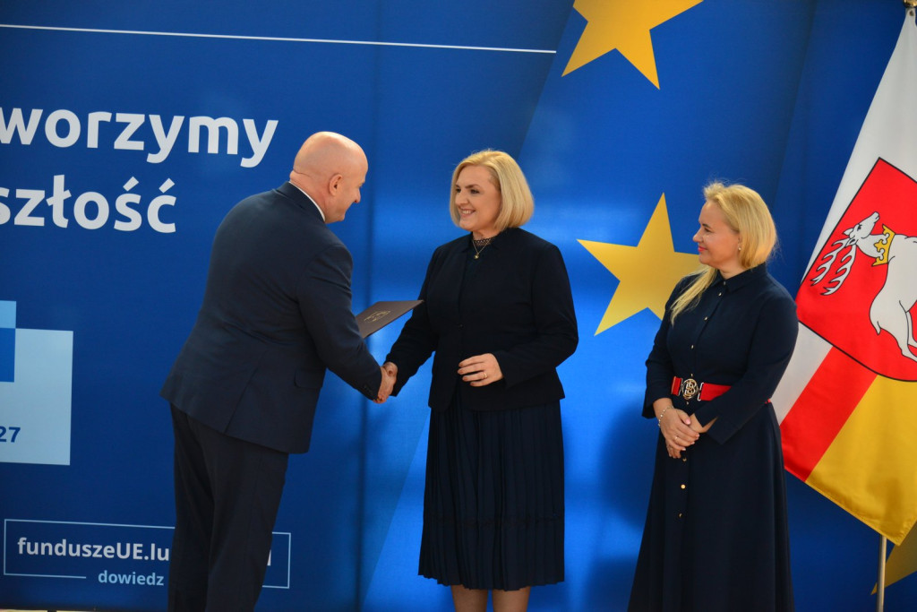 Wręczanie umów na finansowanie szkół zawodowych