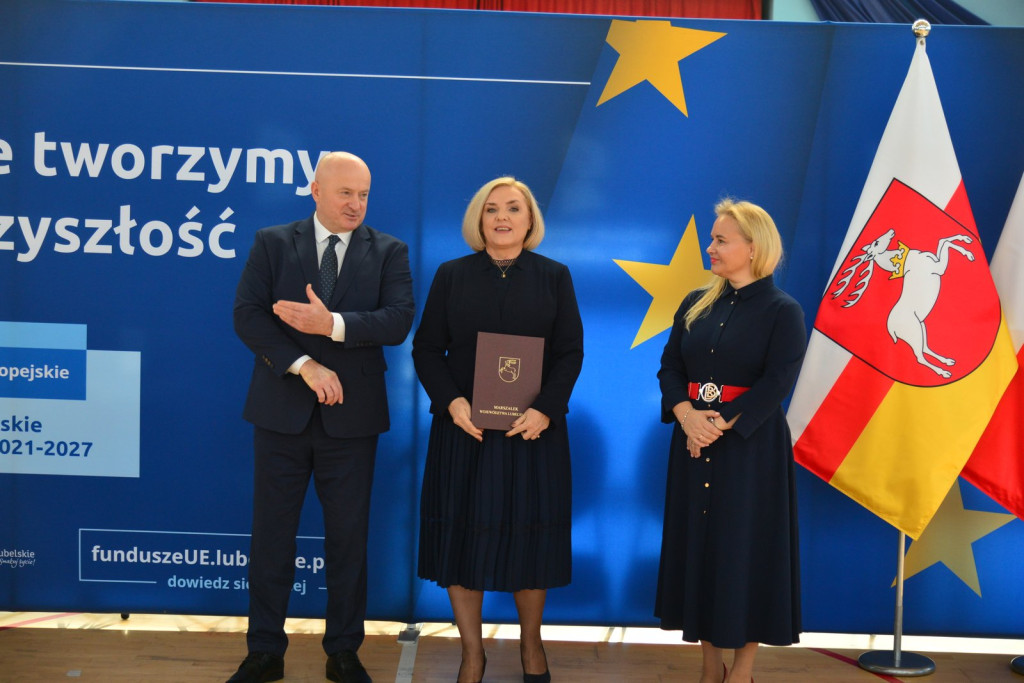 Wręczanie umów na finansowanie szkół zawodowych