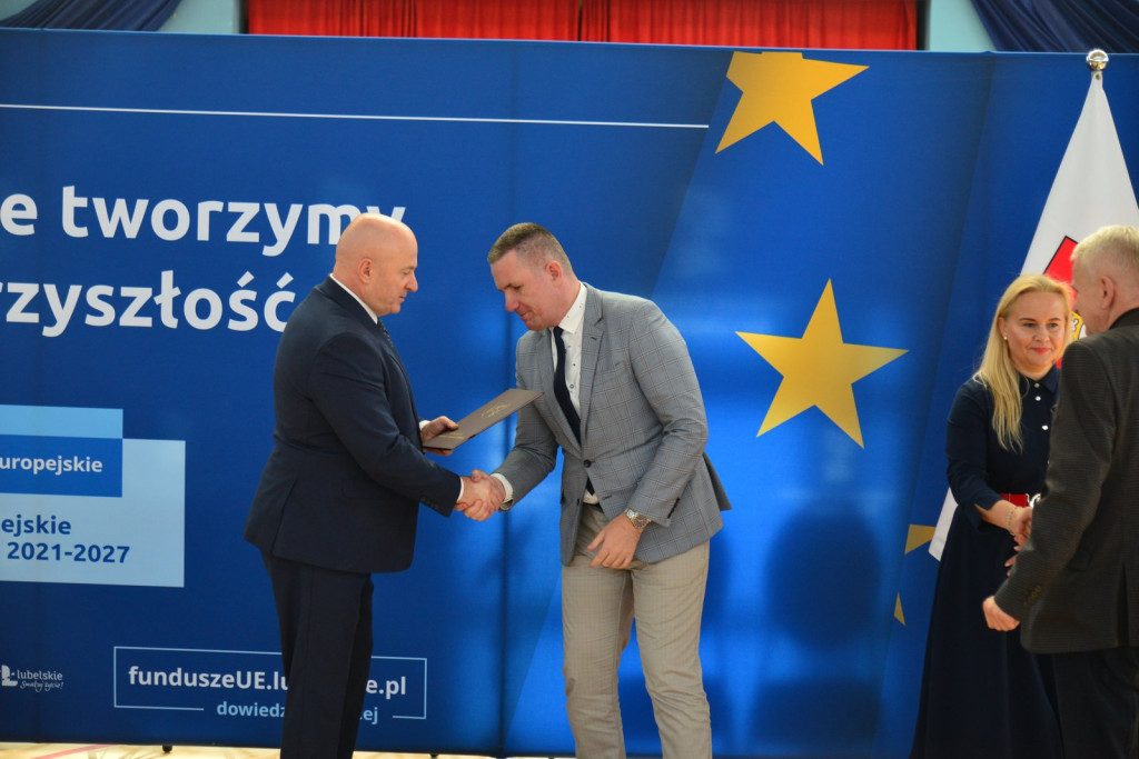 Wręczanie umów na finansowanie szkół zawodowych