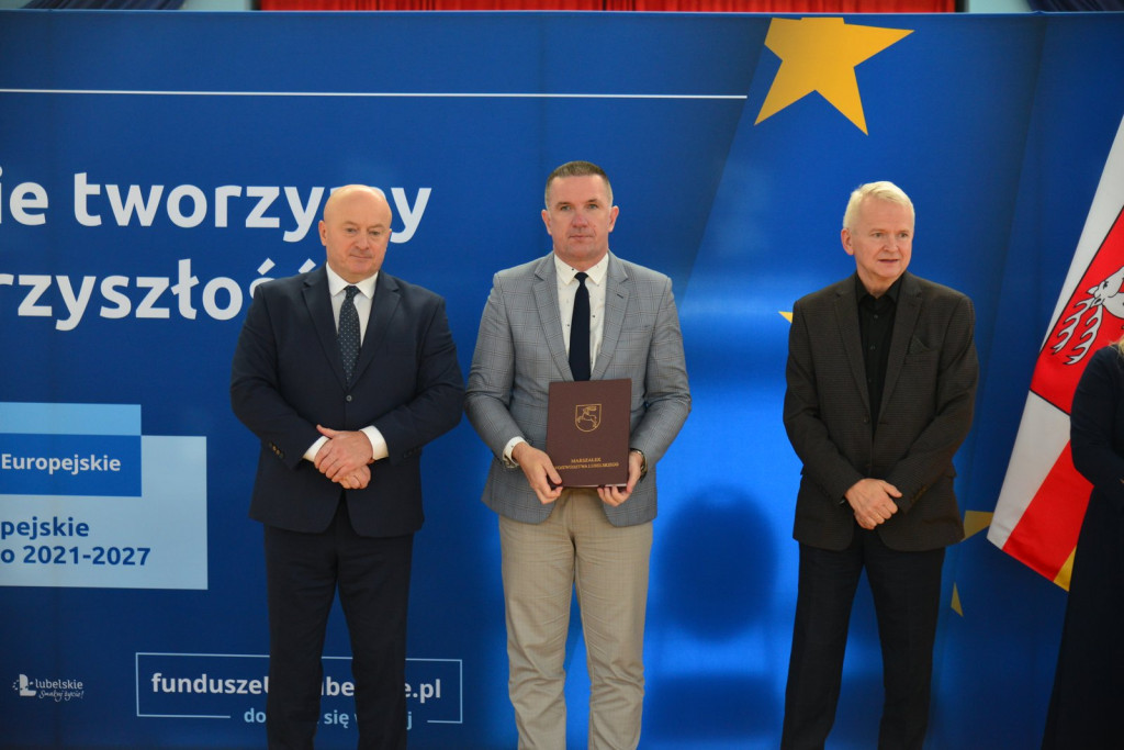 Wręczanie umów na finansowanie szkół zawodowych