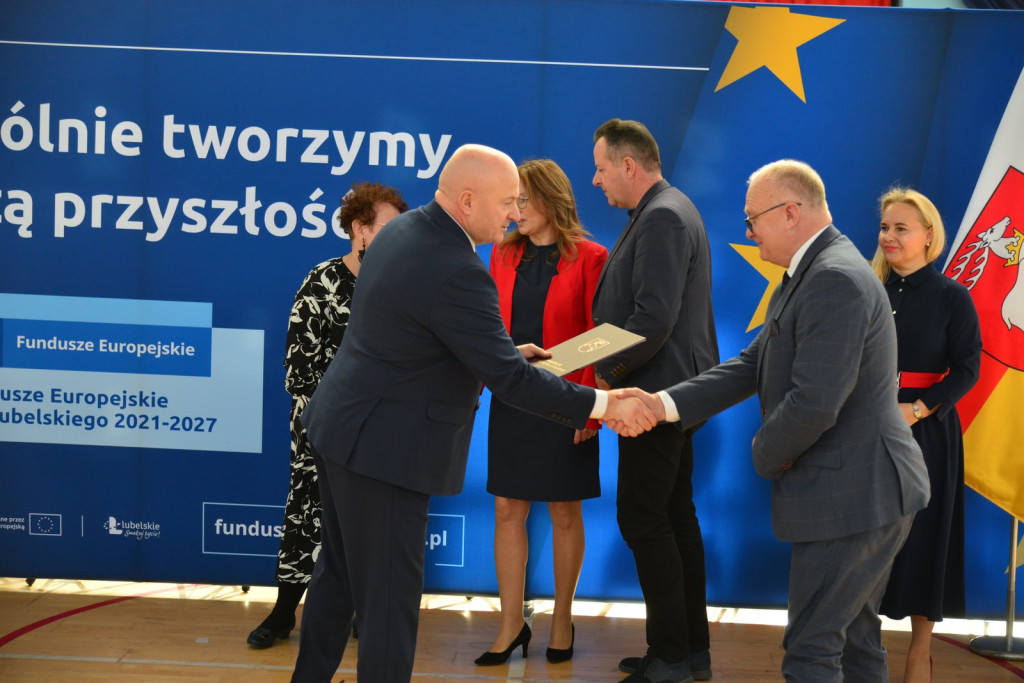 Wręczanie umów na finansowanie szkół zawodowych