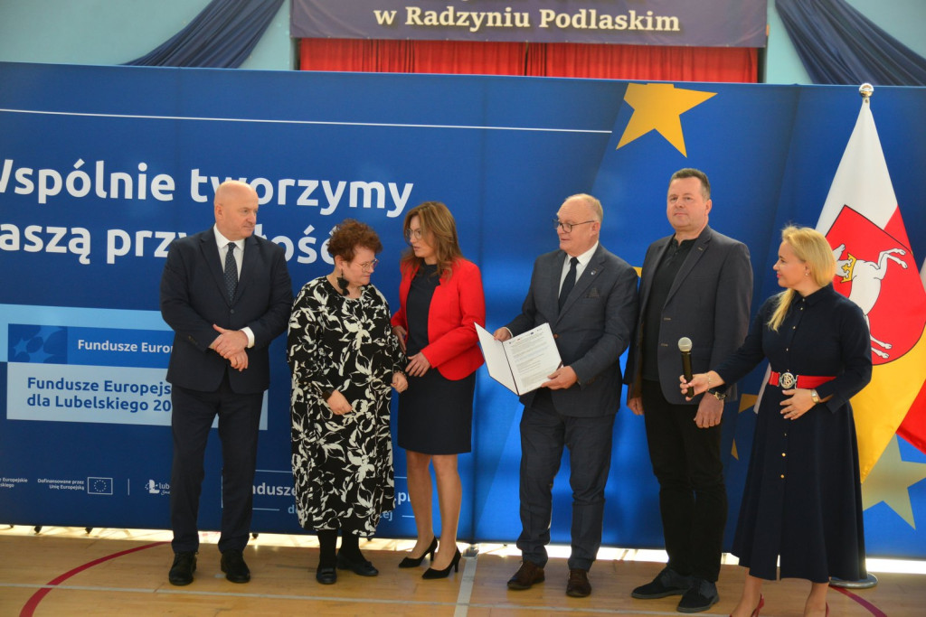 Wręczanie umów na finansowanie szkół zawodowych