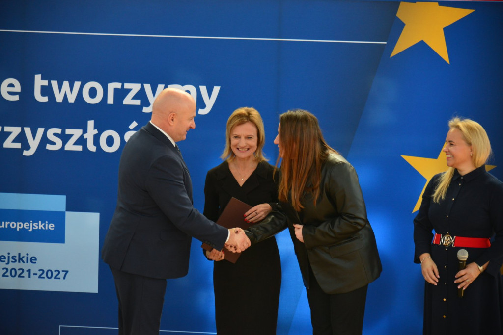 Wręczanie umów na finansowanie szkół zawodowych