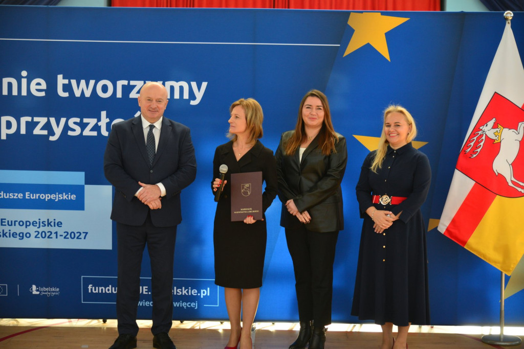 Wręczanie umów na finansowanie szkół zawodowych