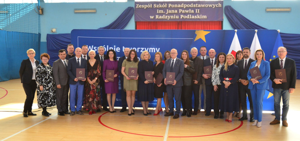 Wręczanie umów na finansowanie szkół zawodowych