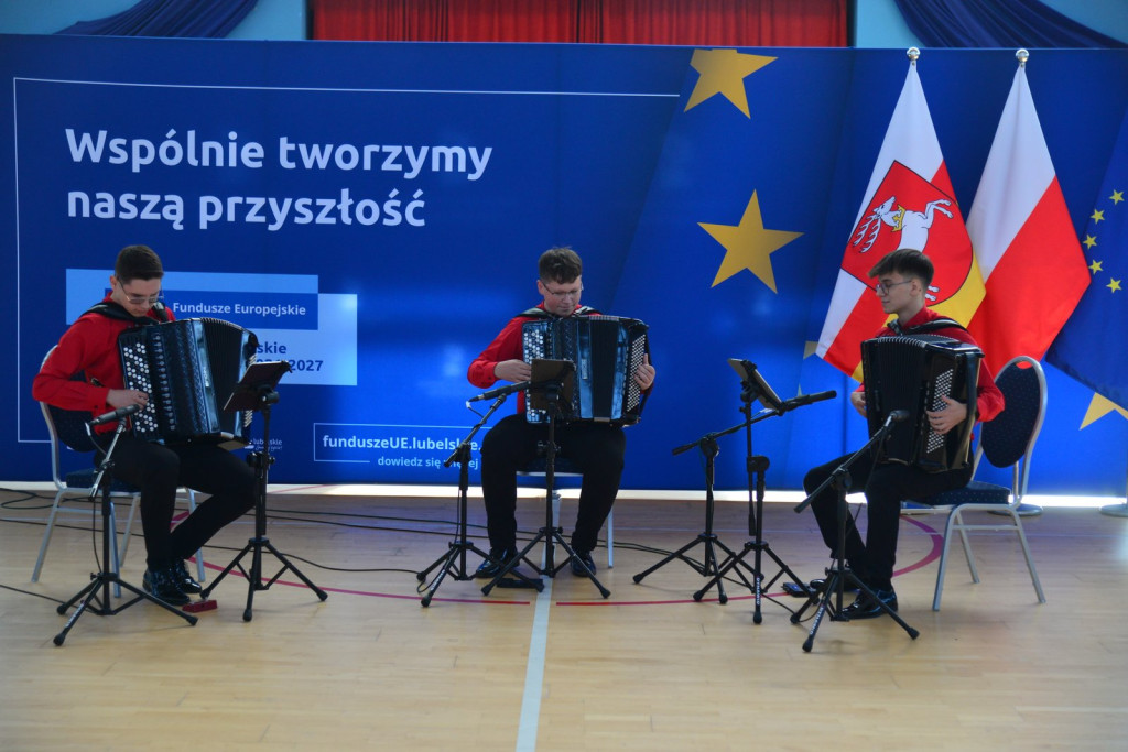 Wręczanie umów na finansowanie szkół zawodowych