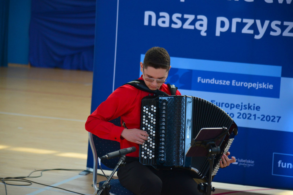 Wręczanie umów na finansowanie szkół zawodowych