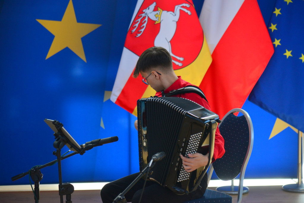 Wręczanie umów na finansowanie szkół zawodowych