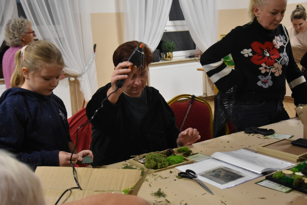 Warsztaty robienia obrazów z chrobotka w Maryninie