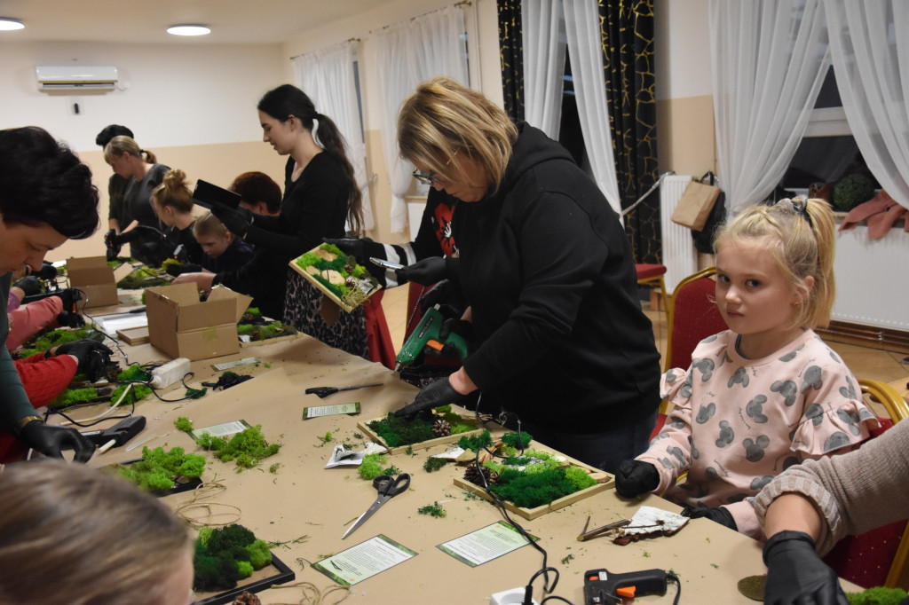 Warsztaty robienia obrazów z chrobotka w Maryninie