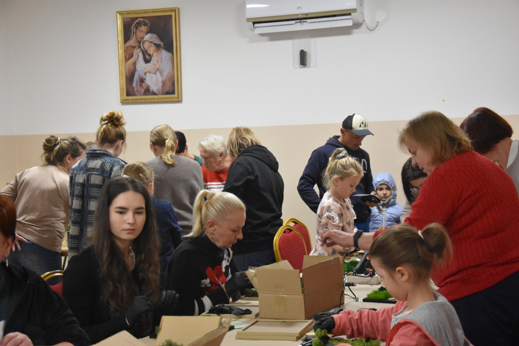 Warsztaty robienia obrazów z chrobotka w Maryninie