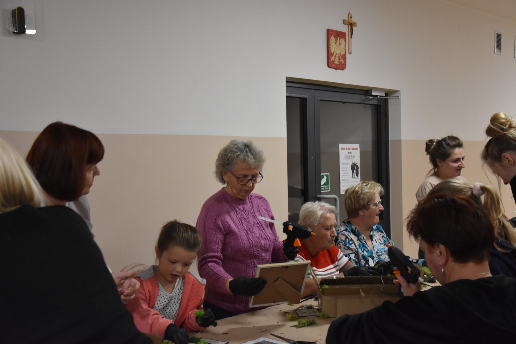 Warsztaty robienia obrazów z chrobotka w Maryninie