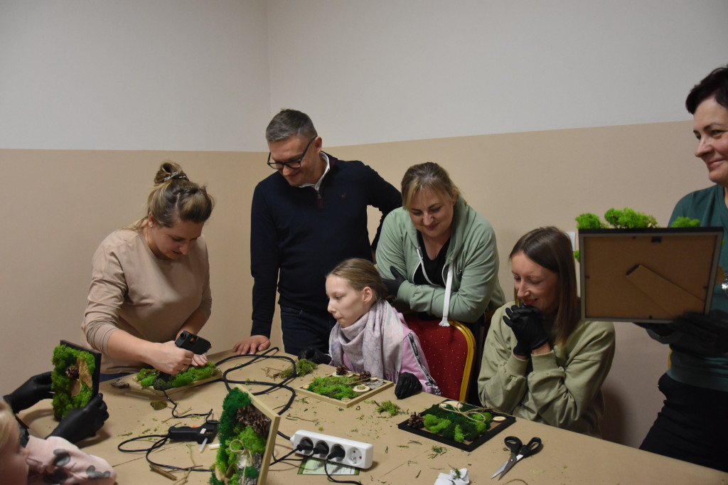 Warsztaty robienia obrazów z chrobotka w Maryninie