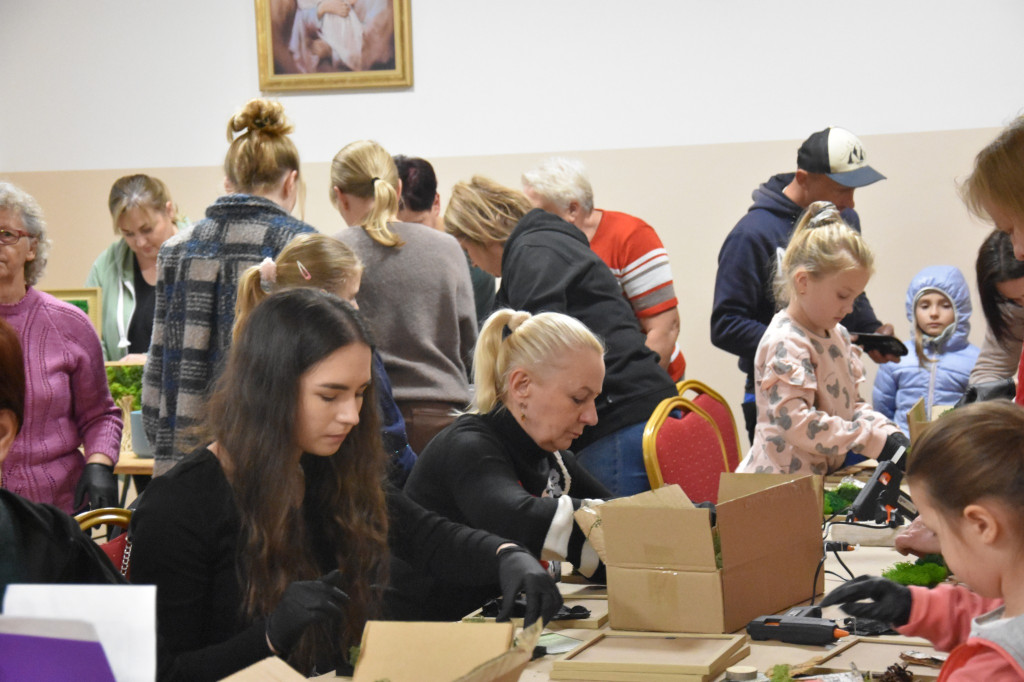 Warsztaty robienia obrazów z chrobotka w Maryninie