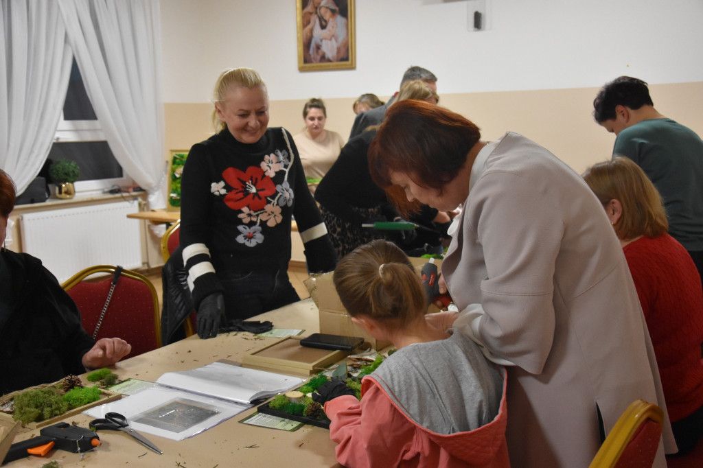 Warsztaty robienia obrazów z chrobotka w Maryninie