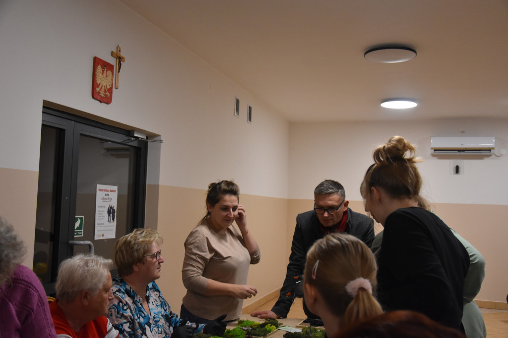 Warsztaty robienia obrazów z chrobotka w Maryninie