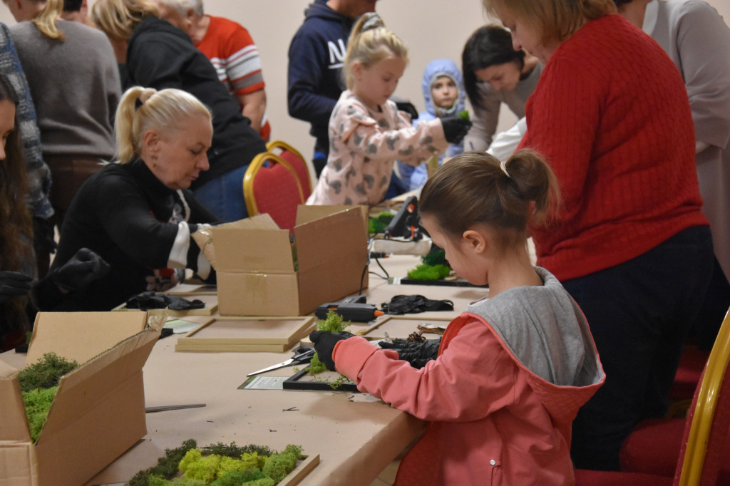 Warsztaty robienia obrazów z chrobotka w Maryninie