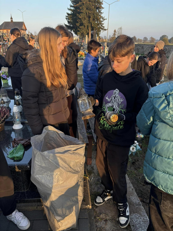 Akcja sprzątania grobów w gminie Ulan-Majorat