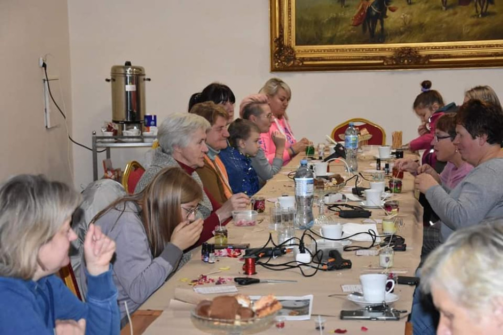 Warsztaty robienia świec w Paszkach Dużych