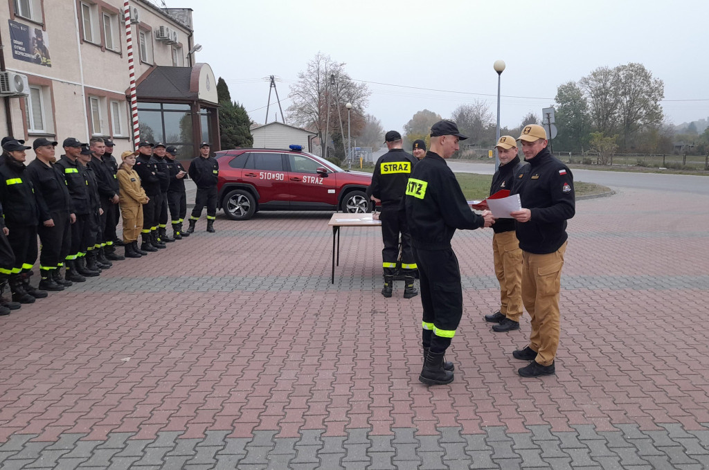 Strażacy z OSP po egzaminie