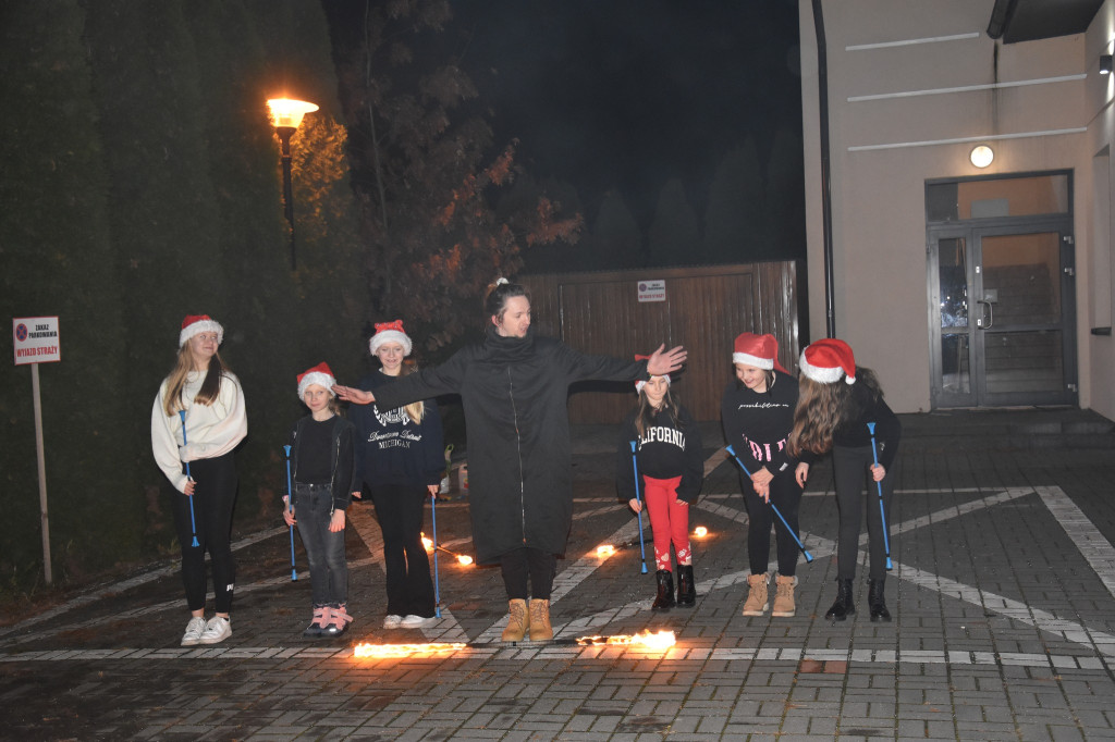 Uroczyste rozświetlenie choinki w Białej