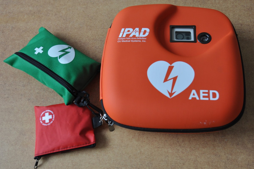 Nowy defibrylator radzyńskiej policji