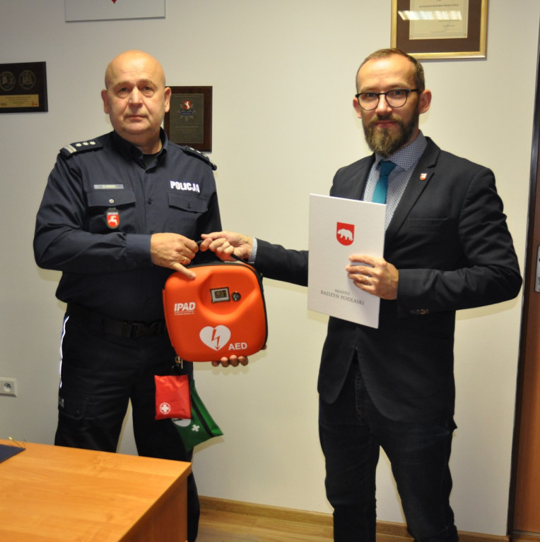 Nowy defibrylator radzyńskiej policji