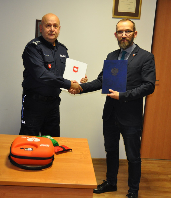 Nowy defibrylator radzyńskiej policji