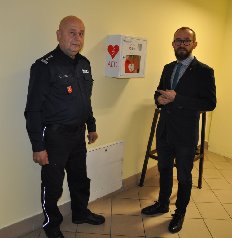Nowy defibrylator radzyńskiej policji