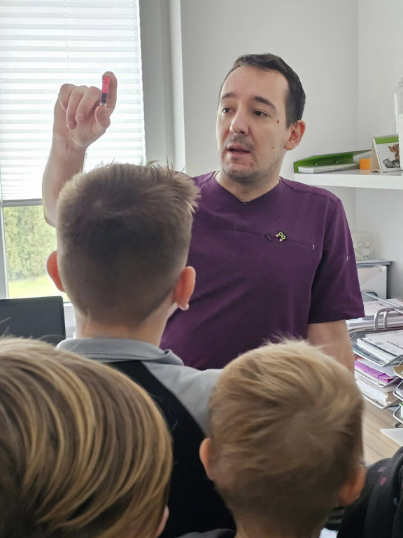 Dzieci z SP w Sobolach w przychodni weterynaryjnej