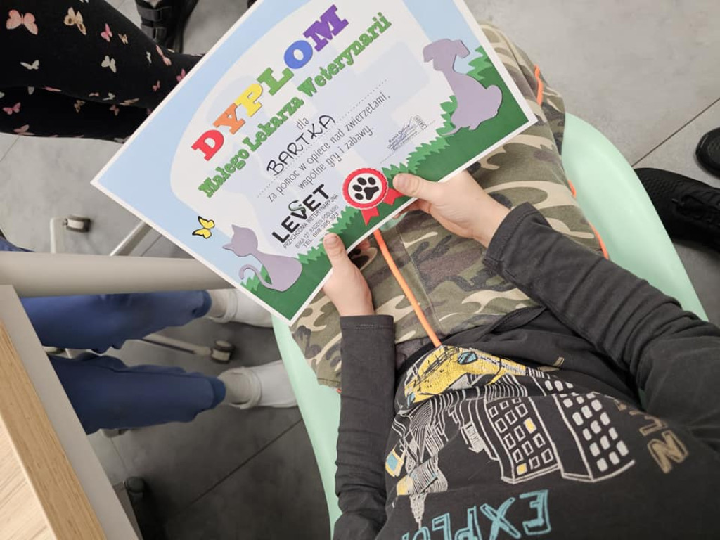 Dzieci z SP w Sobolach w przychodni weterynaryjnej