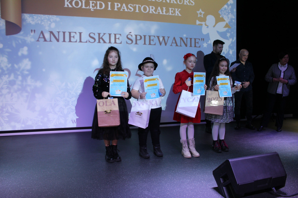 Rodzeństwo Ściochów na konkursie w Woli Gułowskiej