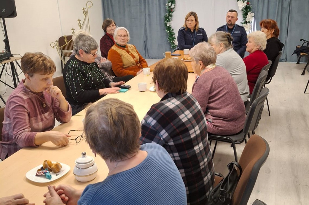 Spotkanie policjantki z seniorami w/s oszustw