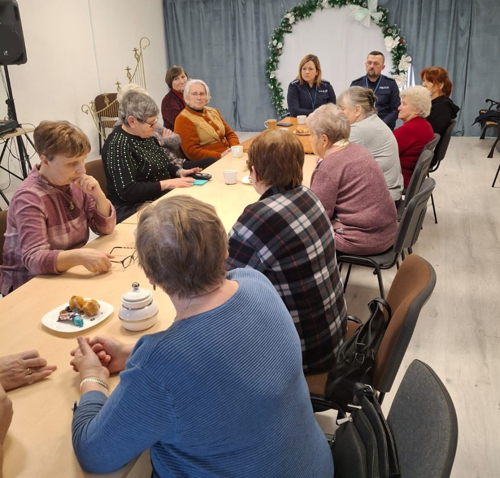 Spotkanie policjantki z seniorami w/s oszustw